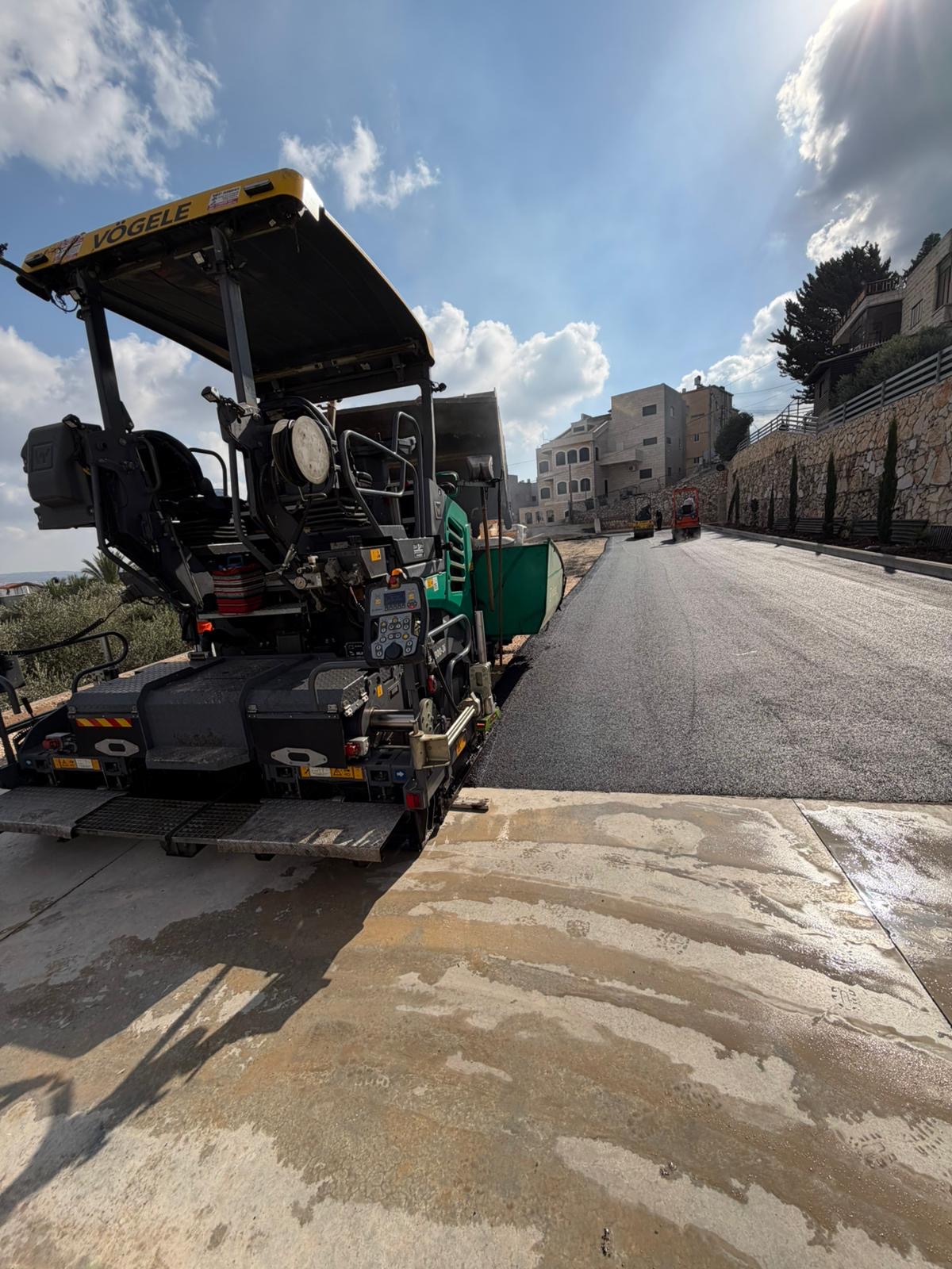 רחוב מגורים לאחר סלילת אספלט