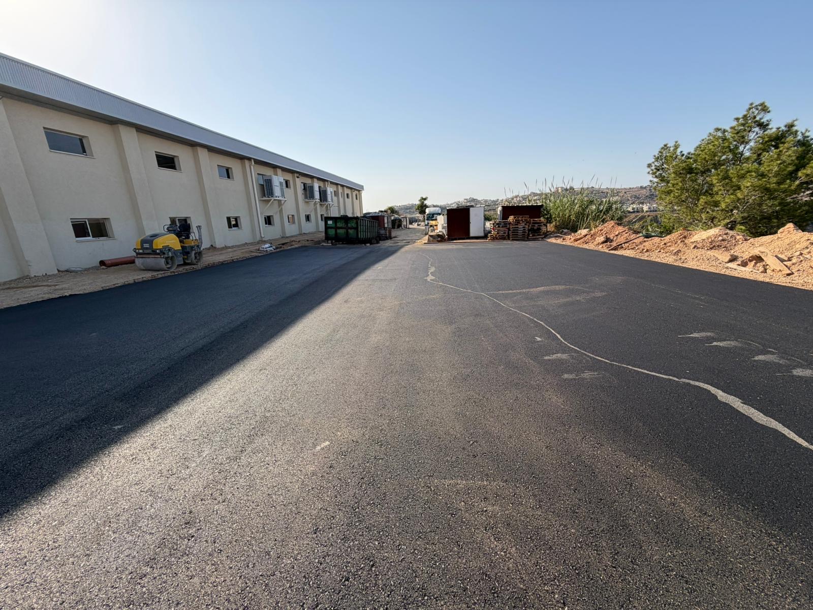 רחבה תעשייתית לאחר סלילת אספלט