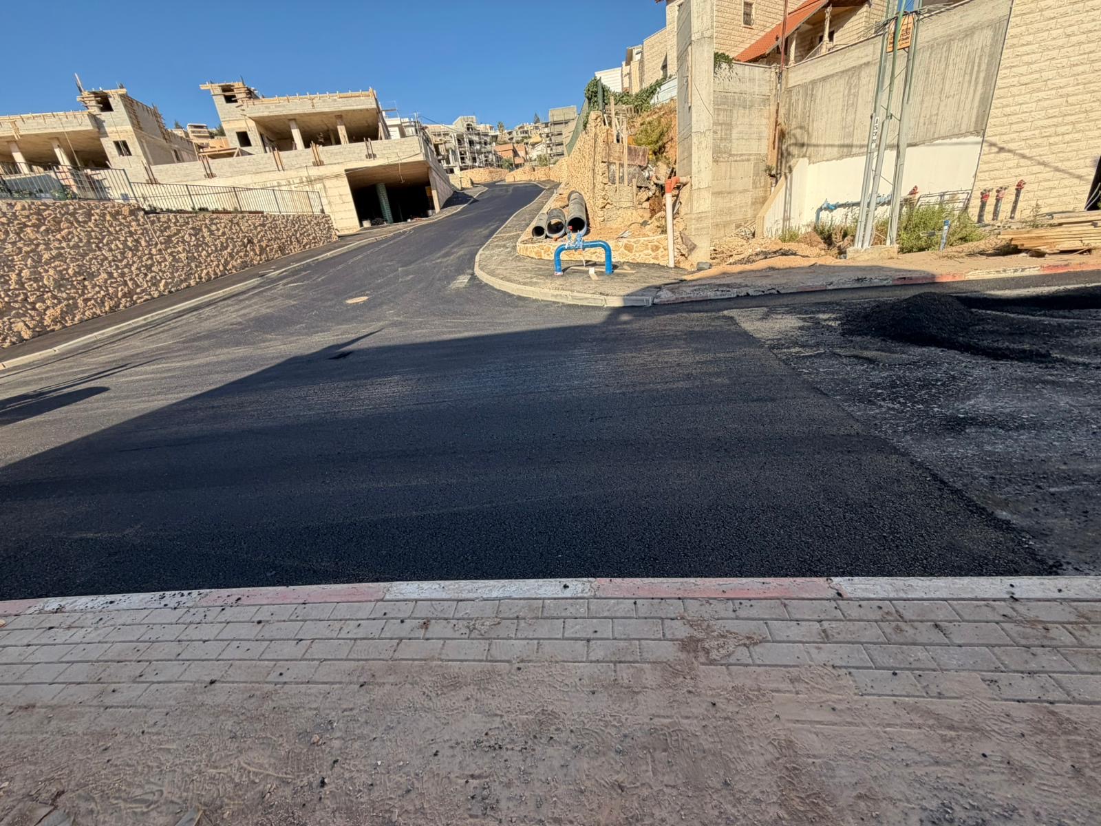 כביש שכונתי חדש לאחר עבודות פיתוח וסלילה