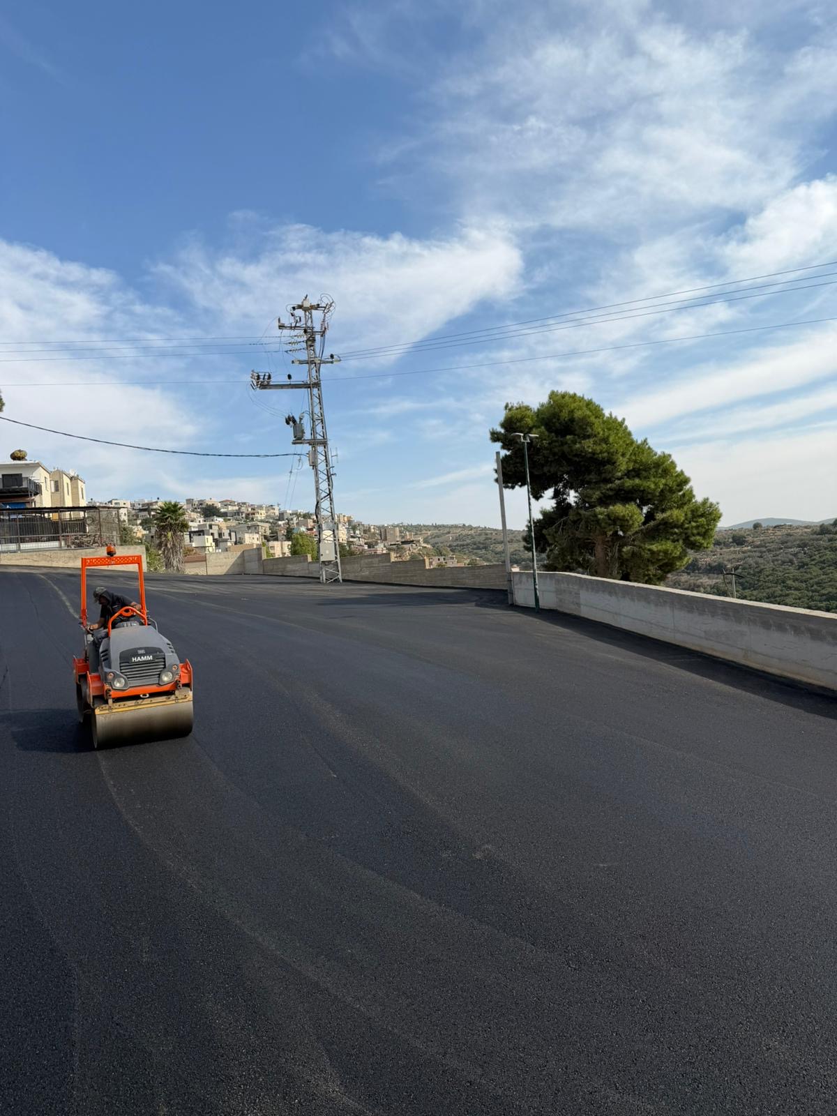 משטח אספלט רחב במהלך עבודות הידוק